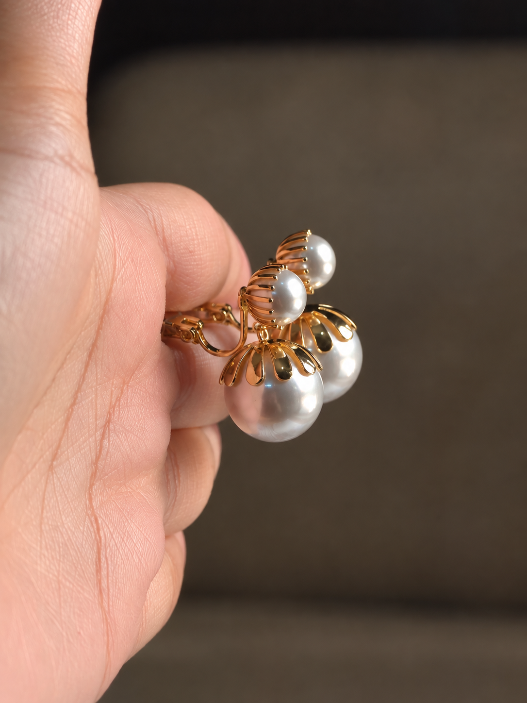 Anti-tarnish comfort jewellery featuring pearl drop earrings with gold-tone detailing, suitable for festive occasions, weddings and elegant everyday styling