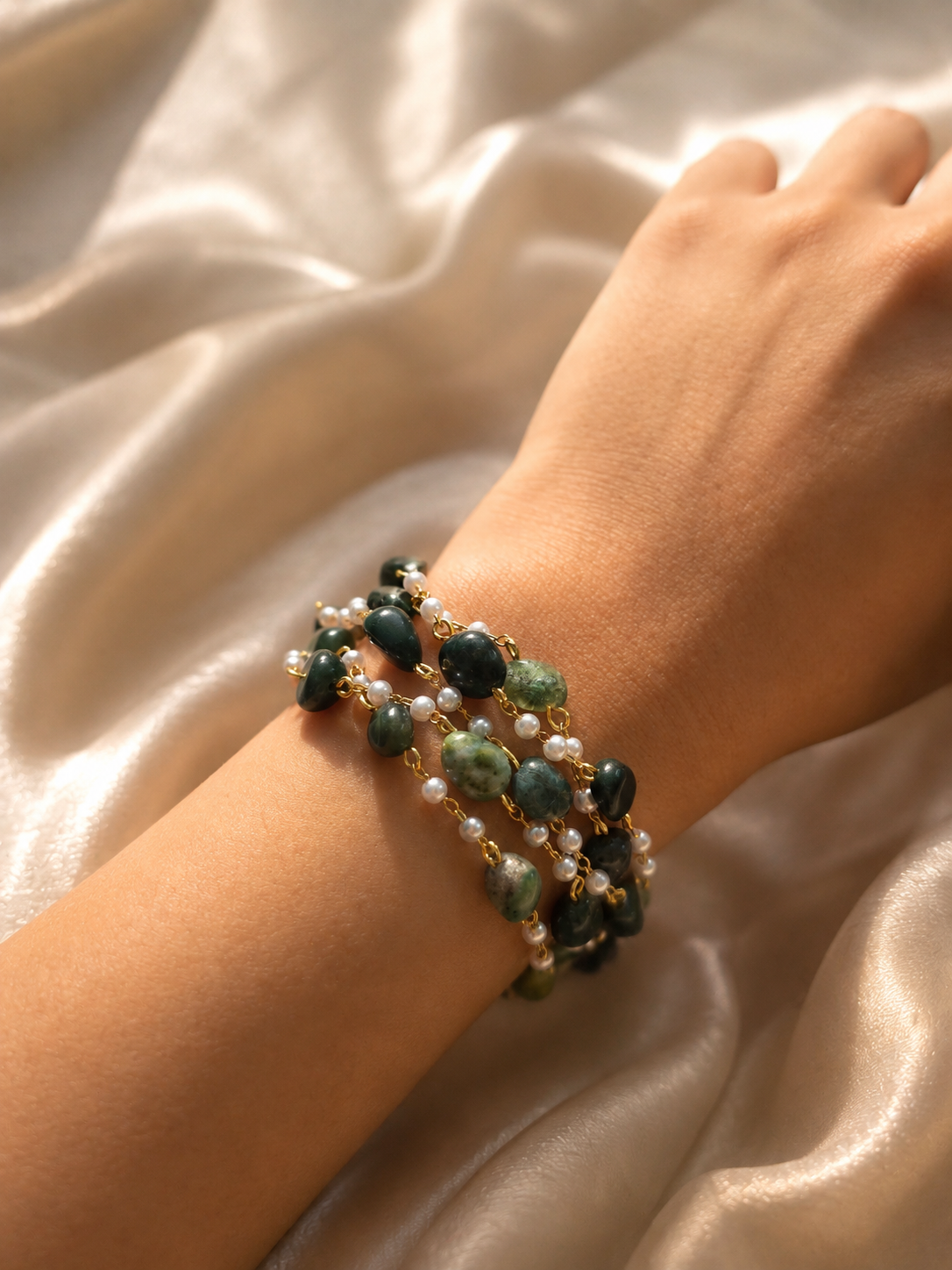 Anti-tarnish green stone pearl bracelet featuring polished natural stones, freshwater-style white pearls and elegant gold-tone links