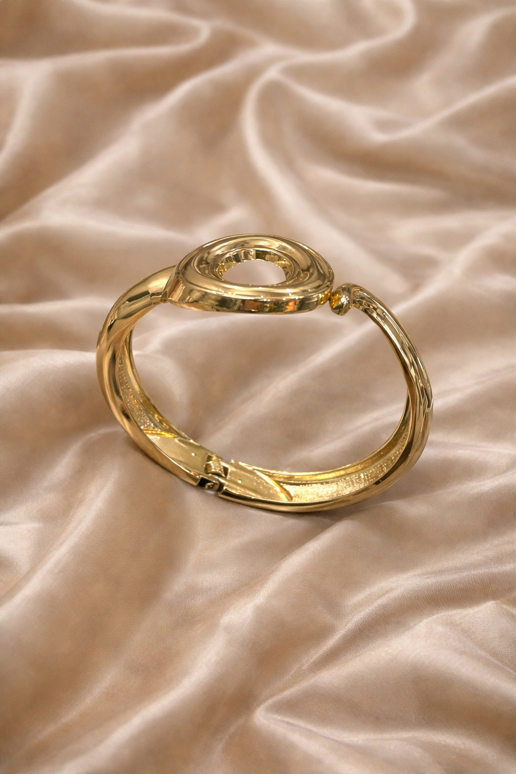ashaarya, gold bracelet, ashaarya jewels, ashaarya jewellery, charm bracelets, gold bracelet on satin backgroundGold bracelet on a beige fabric background
