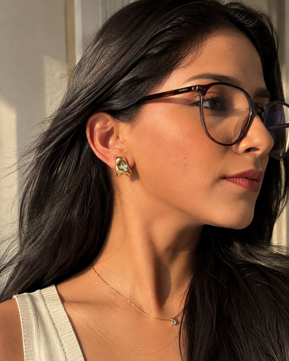 Lightweight gold clip-on earrings designed as comfort jewellery with a modern curved shape and no-piercing fastening