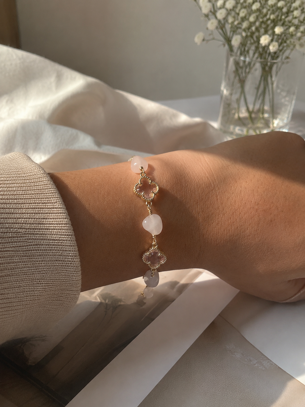 Lightweight pink stone bracelet designed as comfort jewellery with natural stone beads, clover accents and delicate gold-tone detailing