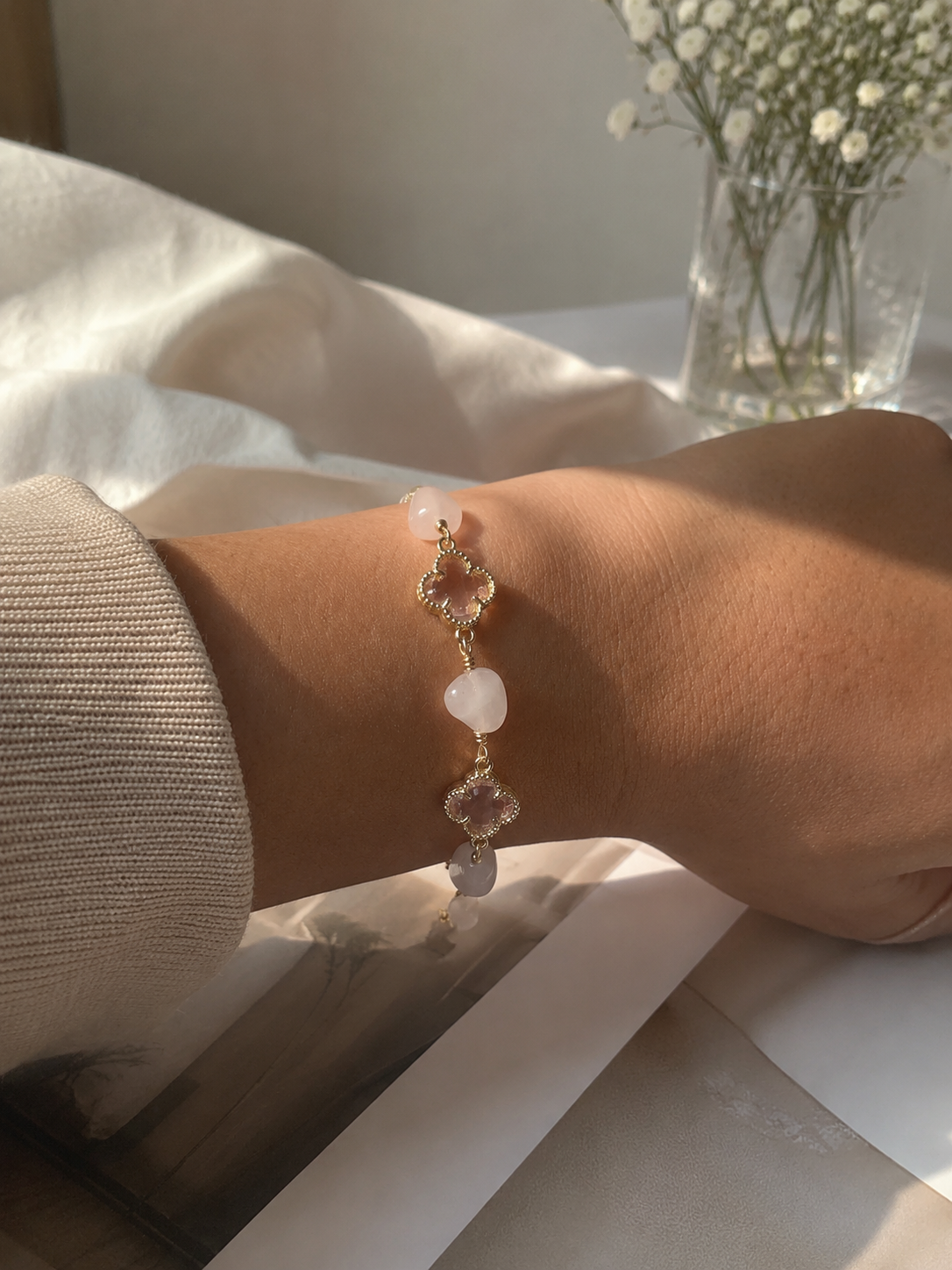 Lightweight pink stone bracelet designed as comfort jewellery with natural stone beads, clover accents and delicate gold-tone detailing
